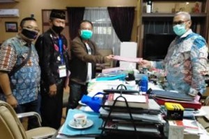 Sekda Kuningan saat menyerahkan hasil tes kcalon ketua Basnaz Kuningan.